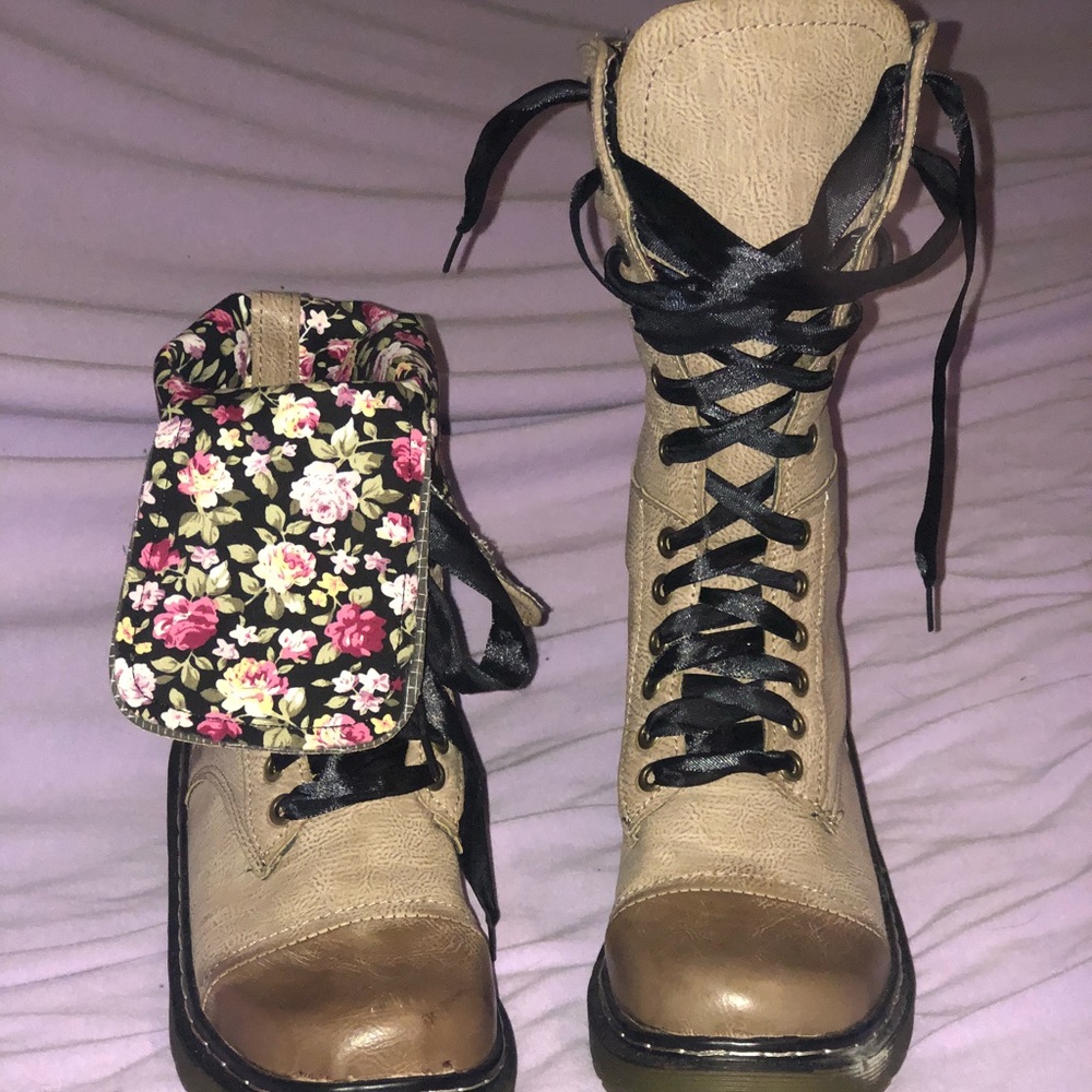 Martin styles with 2 wearing option boots size 7